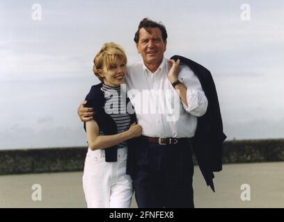 SPD-Kanzlerkandidat Gerhard Schröder mit seiner Frau Doris Schröder-Köpf im Urlaub auf Borkum. [Automatisierte Übersetzung] Stockfoto