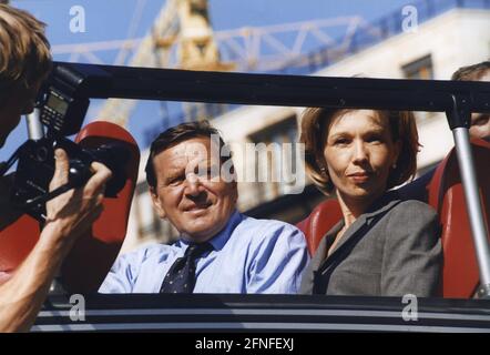 Bundeskanzler Gerhard Schröder und seine Frau Doris Schröder-Köpf auf einer Stadtrundfahrt durch Berlin. [Automatisierte Übersetzung] Stockfoto