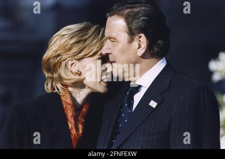 Bundeskanzler Gerhard Schröder mit seiner Frau Doris Schröder-Köpf. [Automatisierte Übersetzung] Stockfoto