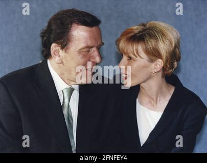 Gerhard Schröder, Ministerpräsident von Niedersachsen und SPD-Kanzlerkandidat, und seine Frau Doris Schröder-Köpf. [Automatisierte Übersetzung] Stockfoto