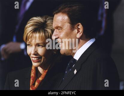 Bundeskanzler Gerhard Schröder und seine Frau Doris Schröder-Köpf. [Automatisierte Übersetzung] Stockfoto