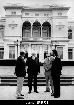 Bundespräsident Roman Herzog (2. V.l.) mit den Redakteuren Martin E. Süskind, Helmut Kerscher und Heribert Prantl (v.l.n.r.) der Süddeutschen Zeitung vor seinem offiziellen Wohnsitz in Bonn, der Villa Hammerschmidt. [Automatisierte Übersetzung] Stockfoto