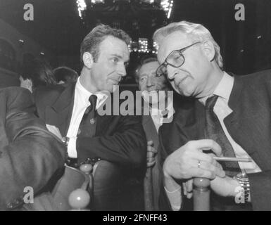 Der ehemalige Fußballspieler Karl-Heinz Rummenigge (links) und der bayerische Ministerpräsident Edmund Stoiber (rechts) bei der Bayerischen Landeshauptversammlung in München. [Automatisierte Übersetzung] Stockfoto