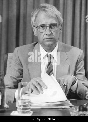 Der Staatssekretär der Bayerischen Staatskanzlei Edmund Stoiber am Tisch mit Dokumenten auf einer Konferenz. [Automatisierte Übersetzung] Stockfoto