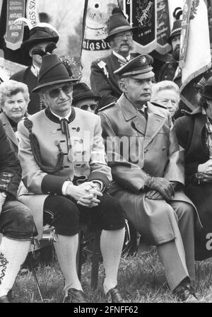 Der bayerische Ministerpräsident Edmund Stoiber (l.) in traditioneller Bergführer-Tracht und der Oberbayerische Polizeichef Dr. Othmar Keller beim Bergmeisterfest am Tegernsee. [Automatisierte Übersetzung] Stockfoto