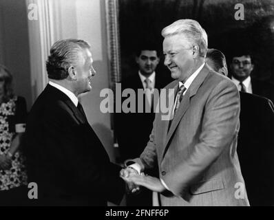 Der bayerische Ministerpräsident Max Streibl (links) empfängt am 8. Juli 1992 den russischen Präsidenten Boris Yeltsin (rechts) in der Bayerischen Staatskanzlei. [Automatisierte Übersetzung] Stockfoto