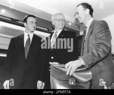 Von links nach rechts: FC Bayern-Vizepräsident Karl-Heinz Rummenigge, Bayerischer Ministerpräsident Edmund Stoiber und Franz Beckenbauer, Kandidat für das Amt des Präsidenten des FC Bayern München, im Gespräch. [Automatisierte Übersetzung] Stockfoto