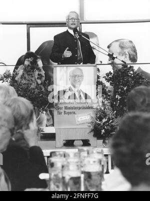 'Der bayerische Ministerpräsident Edmund Stoiber ist auf einer Bühne und hält eine Rede über den Wahlkampf der CSU für die Landtagswahl in Bayern. Ein Plakat mit seinem Bild und dem Slogan ''Edmund Stoiber. Der Ministerpräsident für Bayern. CSU''. [Automatisierte Übersetzung]' Stockfoto