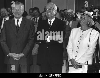 Der bayerische Ministerpräsident Max Streibl (links) mit dem Ingenieur und Unternehmer Ludwig Bölkow und seiner Frau. [Automatisierte Übersetzung] Stockfoto