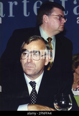 Der Bundesfinanzminister und CSU-Vorsitzende Dr. Theodor Waigel (Front) und CSU-Generalsekretär Bernd Protzner. [Automatisierte Übersetzung] Stockfoto