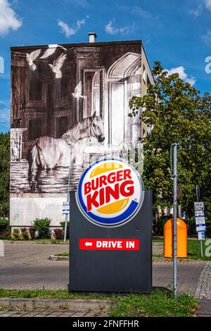 Burger King Drive im Fast-Food-Outlet in der Landsberger Allee 119, Prenzlauer Berg, Berlin.Wandbild des südafrikanischen Künstlers Ricky Lee Gordon Stockfoto