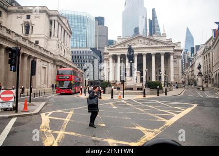 PIC Shows: Lockdown Mai 17 2021 Bank Empty Streets Indoor Dining ab heute erlaubt, aber die City of London spärlich Pendler auf der U-Bahn und Stockfoto
