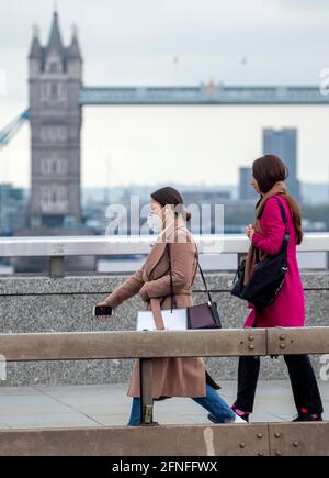 Foto-Shows: Lockdown Mai 17 2021 Keine Menschenmassen auf der London Bridge Indoor-Dining ab heute erlaubt, aber die City of London spärlich Pendler auf der Stockfoto