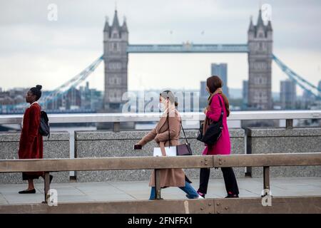 Foto-Shows: Lockdown Mai 17 2021 Keine Menschenmassen auf der London Bridge Indoor-Dining ab heute erlaubt, aber die City of London spärlich Pendler auf der Stockfoto