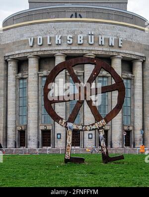 Berlin, Mitte, Rosa-Luxemburg-Platz. Volksbühne Völker theater Außenfassade. Konkrete theater Gebäude mit Säulen Stockfoto