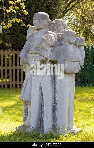 An der Kreuzung im Zentrum von Fillongley steht eine Statue von Graeme Mitcheson mit dem Titel „die Familie“ Stockfoto