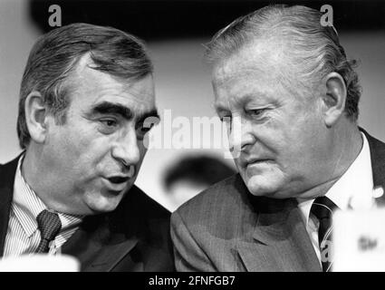 Bayerischer Ministerpräsident Max Streibl (r.) und CSU-Vorsitzender und Bundesfinanzminister Theodor Waigel im Gespräch. [Automatisierte Übersetzung] Stockfoto