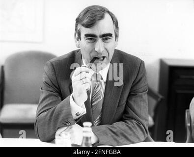 Theodor Waigel, Vorsitzender der CSU-Bundestagsfraktion, raucht eine Pfeife. [Automatisierte Übersetzung] Stockfoto