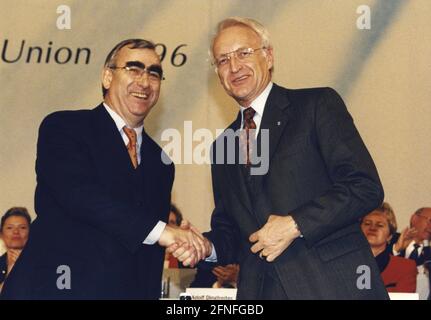 CSU-Vorsitzender und Bundesfinanzminister Theodor Waigel (l.) und Bayerischer Ministerpräsident Edmund Stoiber geben sich beim 60. CSU-Parteitag in München die Hände. [Automatisierte Übersetzung] Stockfoto