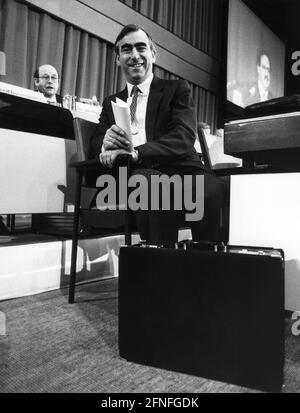 Der Vorsitzende der CSU-Bundestagsfraktion Theodor Waigel im Saal des Bundestages in Bonn. [Automatisierte Übersetzung] Stockfoto