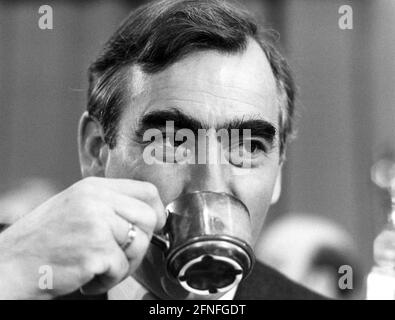 Der Vorsitzende der CSU-Fraktion, Theodor Waigel, trinkt aus einem Becher. [Automatisierte Übersetzung] Stockfoto