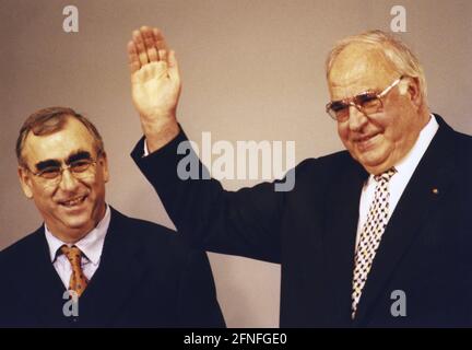 Bundesfinanzminister und CSU-Vorsitzender Theodor Waigel (l.) und Bundeskanzler Helmut Kohl (winkend) beim 60. CSU-Parteitag in München. [Automatisierte Übersetzung] Stockfoto