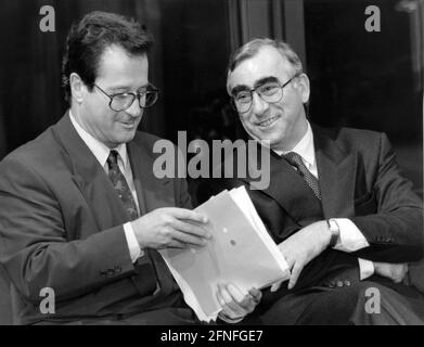 Von links nach rechts: Bundesaußenminister Klaus Kinkel und CSU-Vorsitzender und Bundesfinanzminister Theodor Waigel in Bonn. [Automatisierte Übersetzung] Stockfoto