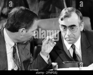 Bundesinnenminister Wolfgang Schäuble (l.) und Bundesfinanzminister und CSU-Vorsitzender Theodor Waigel im Gespräch. Undatierte Fotografie, ca. 1990. [Automatisierte Übersetzung] Stockfoto