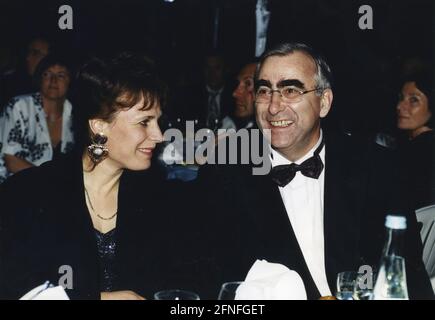 Der Bundesfinanzminister und CSU-Vorsitzende Theodor Waigel mit seiner Frau Irene Epple-Waigel. [Automatisierte Übersetzung] Stockfoto