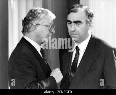 Bundesinnenminister Rudolf Seiters im Gespräch mit dem Bundesfinanzminister und CSU-Vorsitzenden Theodor Waigel in Bonn. [Automatisierte Übersetzung] Stockfoto