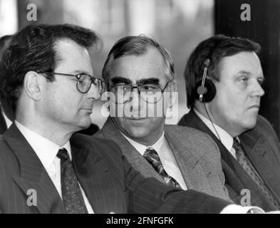 Von links nach rechts: Bundesaußenminister Klaus Kinkel, CSU-Vorsitzender und Bundesfinanzminister Theodor Waigel sowie Bundesverteidigungsminister Volker Rühe. [Automatisierte Übersetzung] Stockfoto