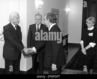 Bundespräsident Richard von Weizsäcker schüttelt nach seiner Ernennung zum Bundesminister der Finanzen Theodor Waigel die Hände. Oscar Schneider und Gerda Hasselfeld stehen im Hintergrund. [Automatisierte Übersetzung] Stockfoto