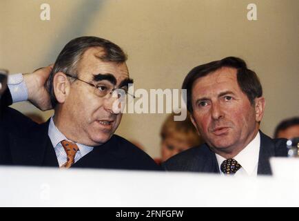 CSU-Vorsitzender und Bundesfinanzminister Theodor Waigel (l.) und CSU-Fraktionsvorsitzender des Bayerischen Landtags Alois Glück. [Automatisierte Übersetzung] Stockfoto
