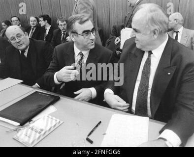 Von links nach rechts: CSU-Landesgruppenleiter Wolfgang Bötsch, CSU-Vorsitzender und Bundesfinanzminister Theodor Waigel sowie Bundeskanzler Helmut Kohl im Bundestag in Bonn. [Automatisierte Übersetzung] Stockfoto