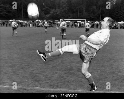 Der Bundesfinanzminister und CSU-Vorsitzende Theodor Waigel spielt in der Fußballmannschaft des Deutschen Bundestages. [Automatisierte Übersetzung] Stockfoto