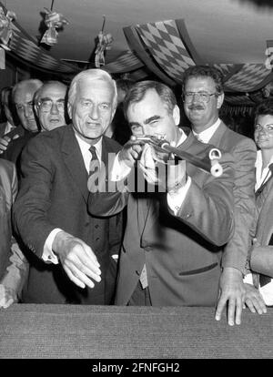 Bundespräsident Richard von Weizsäcker und Bundesfinanzminister und CSU-Vorsitzender Theodor Waigel auf einem Schießstand auf dem Oktoberfest. [Automatisierte Übersetzung] Stockfoto