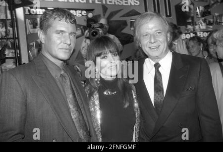 Wolfgang Petersen (r.) mit seiner Frau Maria und Tom Berenger 11/91 pp Wolfgang Petersen (r.) mit seiner Frau Maria und Tom Berenger während der deutschen Premiere des Films 'Tod im Spiegel' im November 1991 Filmpremiere Kino Performance amerikanischer Schauspieler deutscher Regisseur Produzent man US american Schauspieler deutsche Männer Regisseur Filmproduzentin Frau über halb stehend lächelnd bw [automatisierte Übersetzung] Stockfoto