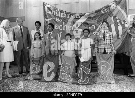 "Eine Gruppe US-amerikanischer Studenten demonstriert vor Bundeskanzler Helmut Kohl (2. V.l.) im Kanzleramt in Bonn unter dem Motto ''Kinder als Friedenslehrer''' für den Frieden. [Automatisierte Übersetzung]' Stockfoto