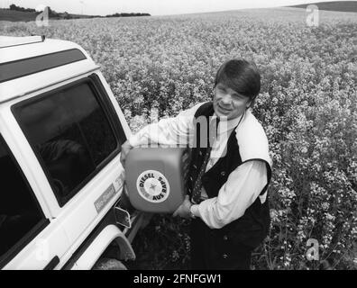 Bauer Heinrich Kemper füllt sein Geländefahrzeug mit Biodiesel aus Rapsöl aus einem Kanister. [Automatisierte Übersetzung] Stockfoto