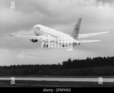 Eine Boeing 767-300 er (Extended Range) mit der Zulassung D-ABUD der deutschen Fluggesellschaft Condor kurz nach dem Start. [Automatisierte Übersetzung] Stockfoto