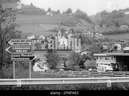 'Deutsch-italienische Verkehrsschilder in Eppan. Die "Autonome Provinz Bozen" ist die einzige Provinz Italiens, die über eine weitreichende Autonomie verfügt, was sich beispielsweise in der Zweisprachigkeit von Informationen und Verkehrsschildern äußert. [Automatisierte Übersetzung]' Stockfoto