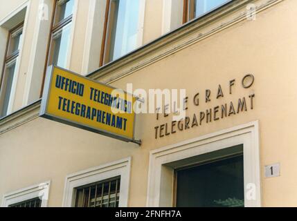 „auf einem italienisch-deutschen Schild stehen „'Ufficio telegrafico'' und „'Telegraph Office''. Die "Autonome Provinz Bozen" ist die einzige Provinz Italiens, die über eine umfassende Autonomie verfügt, was sich beispielsweise in der Zweisprachigkeit von Informationen und Verkehrsschildern äußert. [Automatisierte Übersetzung]' Stockfoto