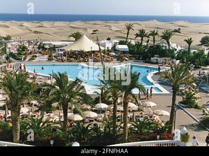 Poolbereich des Riu Palace in Maspalomas auf Gran Canaria. Im Hintergrund sieht man die Dünen und das Meer. [Automatisierte Übersetzung] Stockfoto