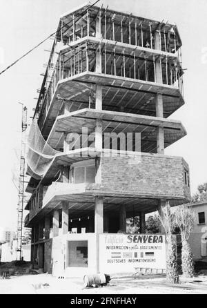 In Cullera in der Nähe von Valencia werden neue Ferienwohnungen gebaut. Im Untergeschoss des Neubaus befindet sich ein deutsches Immobilienbüro. Undatierte Aufnahme ca. 1992. [Automatisierte Übersetzung] Stockfoto