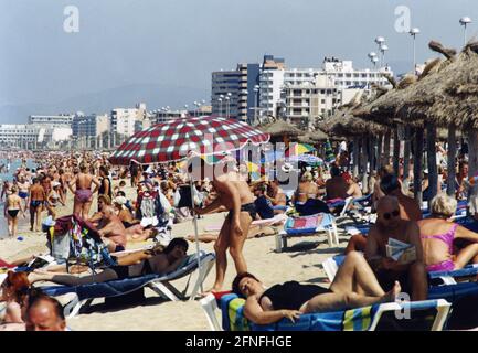 Der Strand Playa de Palma erstreckt sich von Can Pastilla bis S'Arenal. Viele deutsche Urlauber verbringen dort ihren Urlaub. [Automatisierte Übersetzung] Stockfoto