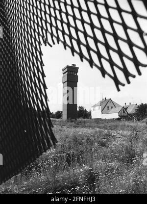 Blick auf einen Wachturm der DDR-Grenzbefestigung an der innerdeutschen Grenze im thüringischen Lauchröden. Im Vordergrund ein geschnittener Eisenzaun. [Automatisierte Übersetzung] Stockfoto