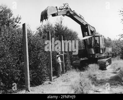 Baggerschaufeln graben an der ehemaligen innerdeutschen Grenze. Die Grenzposten sollen zu Schotter werden. [Automatisierte Übersetzung] Stockfoto