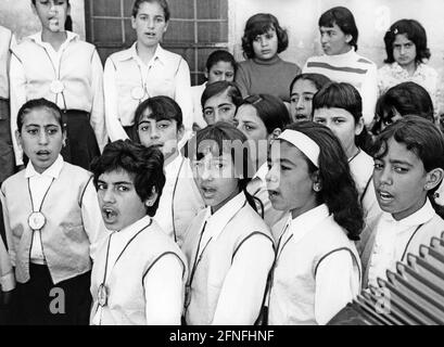 Arabische Schülerinnen singen in Nazareth, Israel. Sie gehören dort zur arabischen Minderheit. Undatierte Abbildung. [Automatisierte Übersetzung] Stockfoto