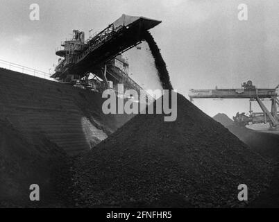 Ein Förderband in der Braunkohlegrube Garzweiler bei Jülich heapt das im März 1995 von Baggern entfernte Sediment auf eine Deponie. Im Hintergrund befindet sich ein Schaufelradbagger. [Automatisierte Übersetzung] Stockfoto