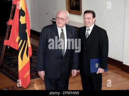 Der neue Bundeskanzler Gerhard SCHROEDER , SPD (r.), hat soeben seine Ernennungsurkunde vom Bundespräsidenten Roman HERZOG erhalten. 27.10.1998 [automatisierte Übersetzung] Stockfoto